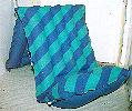 Blau-trkis gestreifte Sitz-Liege-Luftmatratze